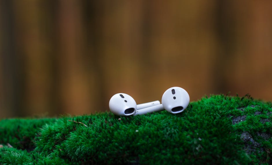 Read more about the article Apple AirPods Compatibility: This Is What You Need to Know